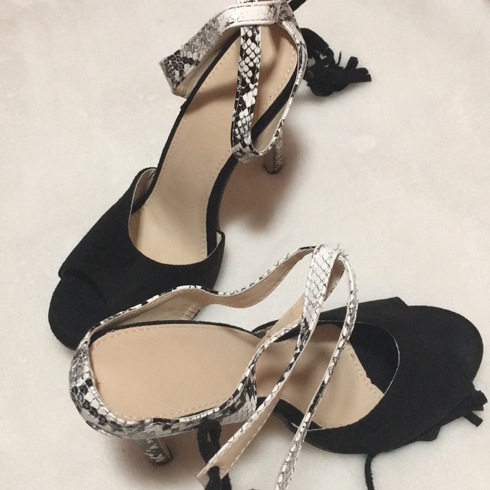 Black & white peep toe snake skin pumps